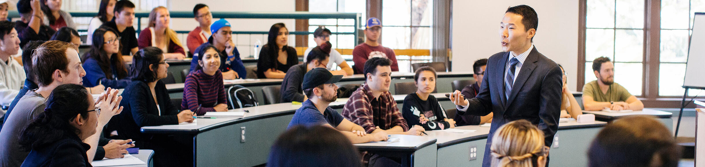 Un miembro de la facultad de UC Riverside instruye a los estudiantes en un aula del campus
