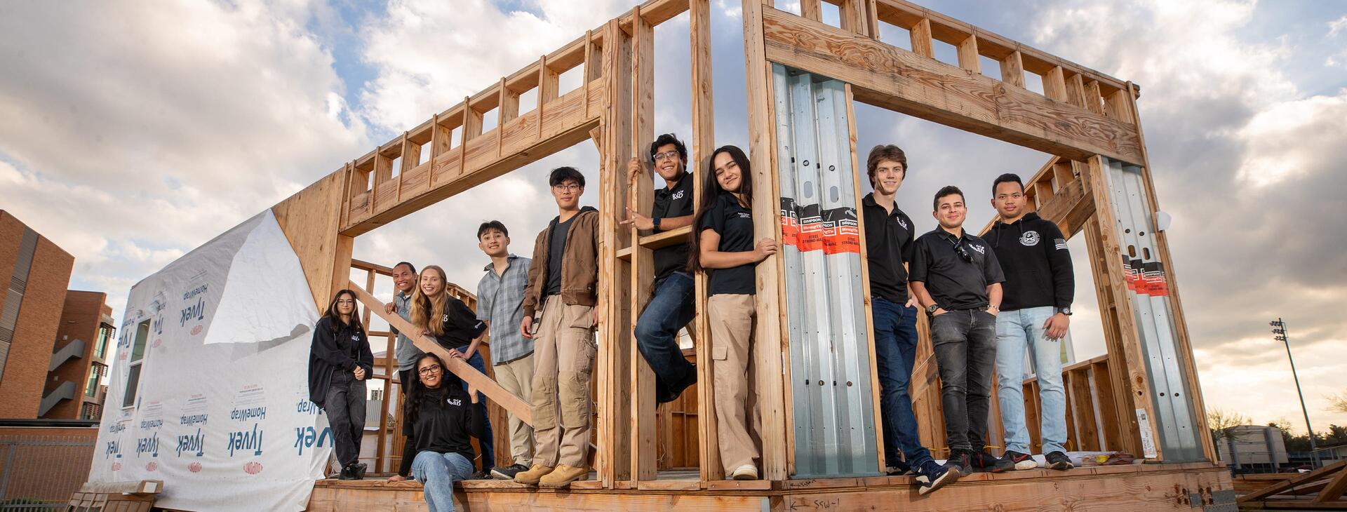 Estudiantes de ingeniería mecánica de UC Riverside en una casa energéticamente eficiente que diseñaron y construyeron